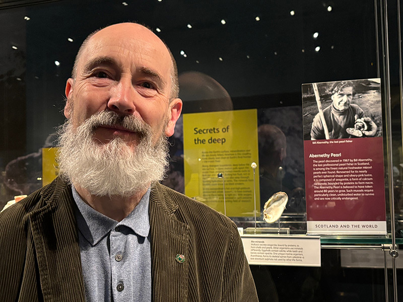 Alistir with pearl on display Alistir with pearl on display